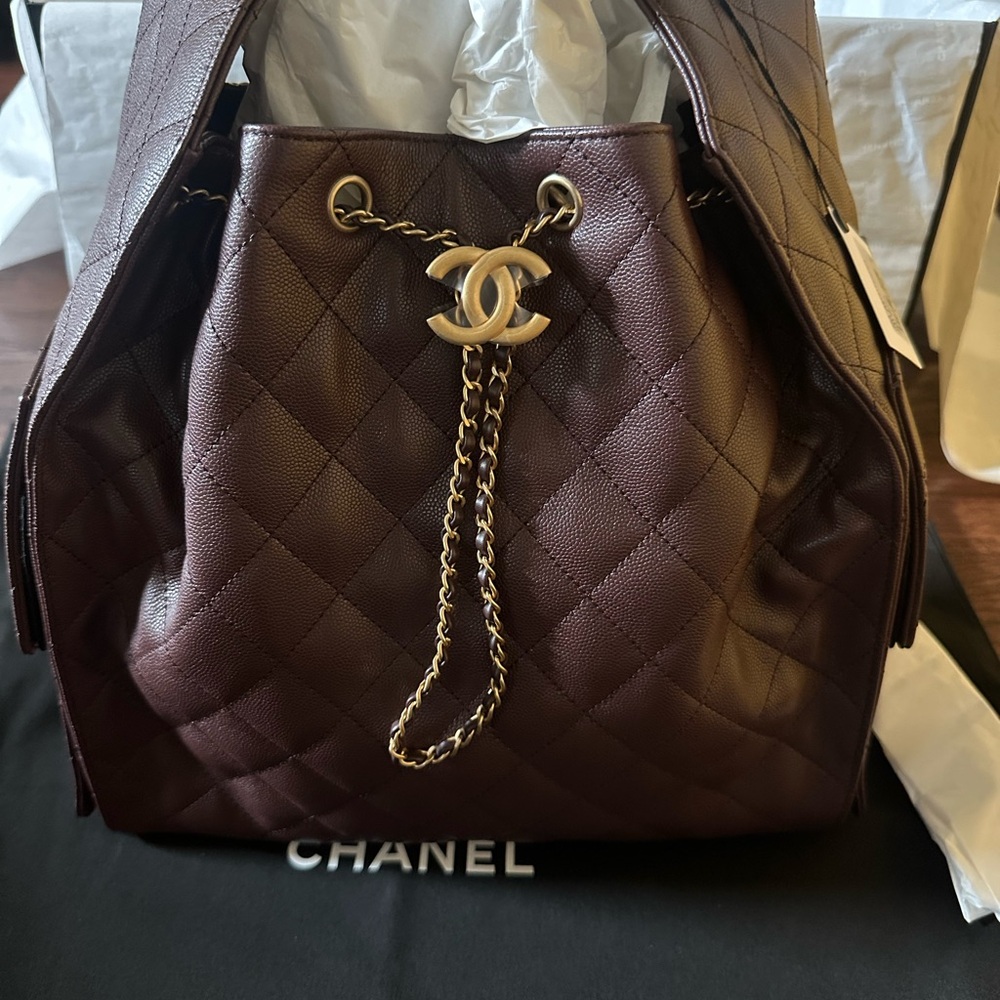 CHANEL 25 MEDIUM HANDBAG Grained Calfskin & Gold - Tone Metal DARK BROWN